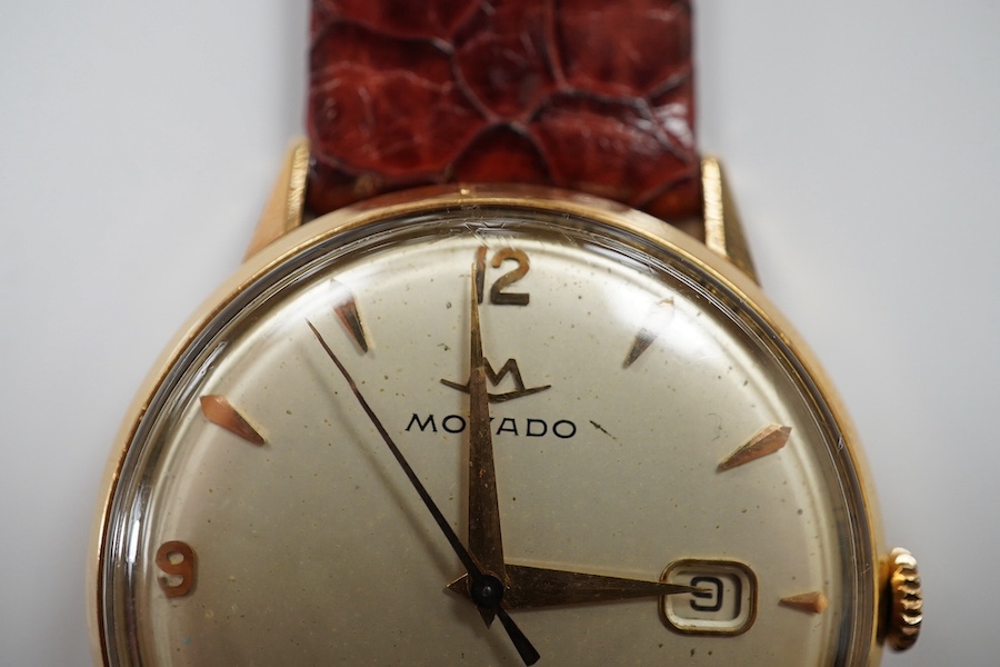 A gentleman's 18ct gold Movado Calendoscope manual wind wrist watch, with baton and Arabic numerals and date aperture, case diameter 35mm, on an associated leather strap. Condition - fair